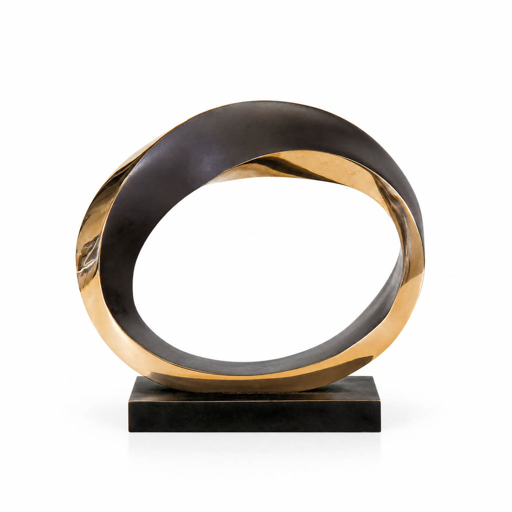 Möbius-szalag – bronzszobor fekete talapzaton